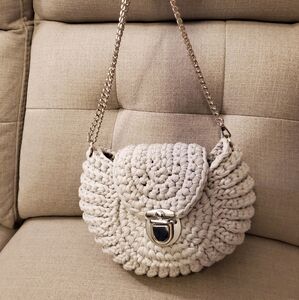 Elegant Cream Knit Shoulder Bag